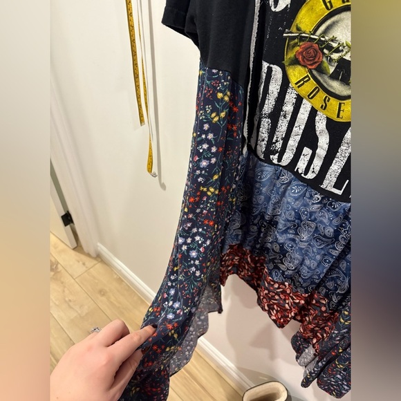 UPCYCLED GUNS & ROSES TOP - Picture 5 of 7